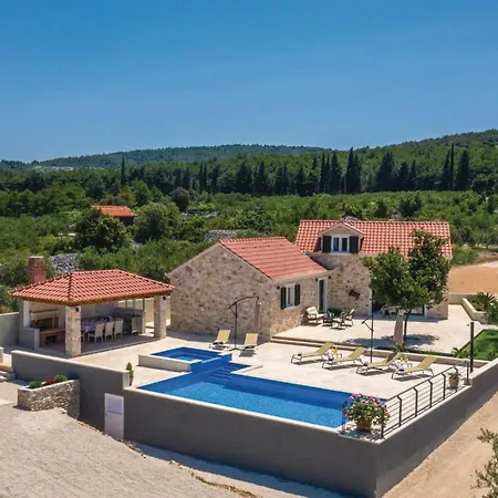 Luxurious In Supetar